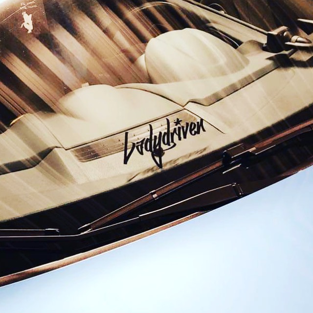 Schwarzer Ladydriven Aufkleber auf der Windschutzscheibe eines Autos