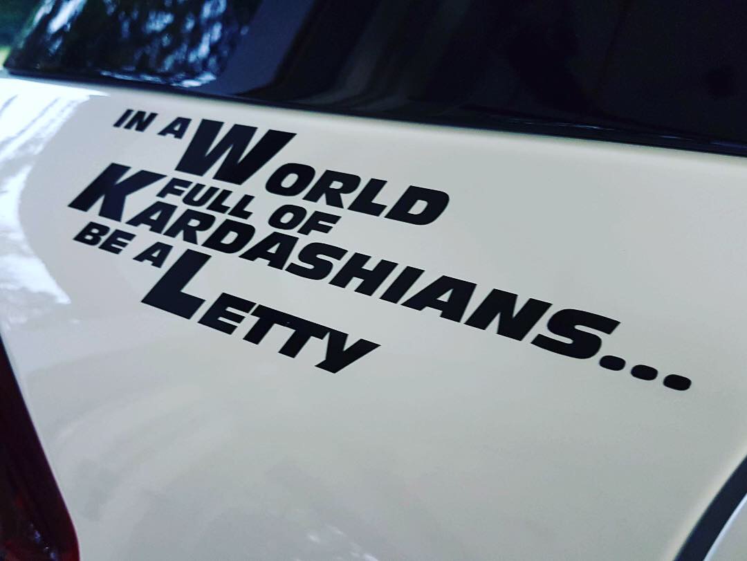 Schwarzer Letty Aufkleber mit dem Spruch „In a World full of Kardashians… be a Letty“ auf einem weißen Auto