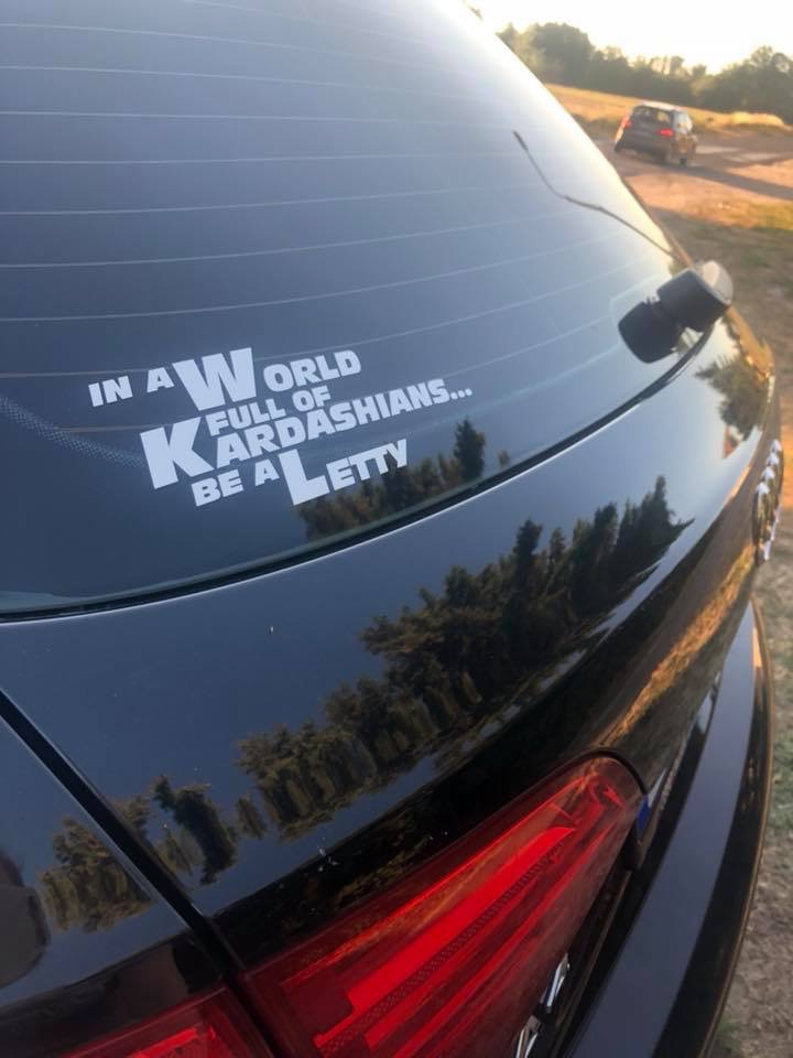 Weißer Letty Aufkleber mit dem Spruch „In a World full of Kardashians… be a Letty“ auf einem schwarzen Auto