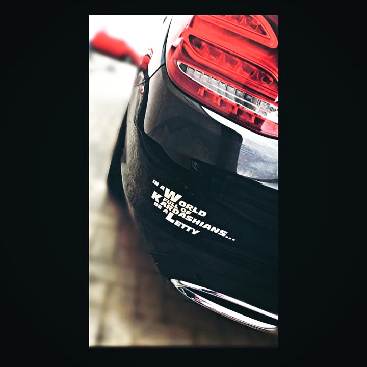 Weißer Letty Aufkleber mit dem Spruch „In a World full of Kardashians… be a Letty“ am Heck eines schwarzen Autos