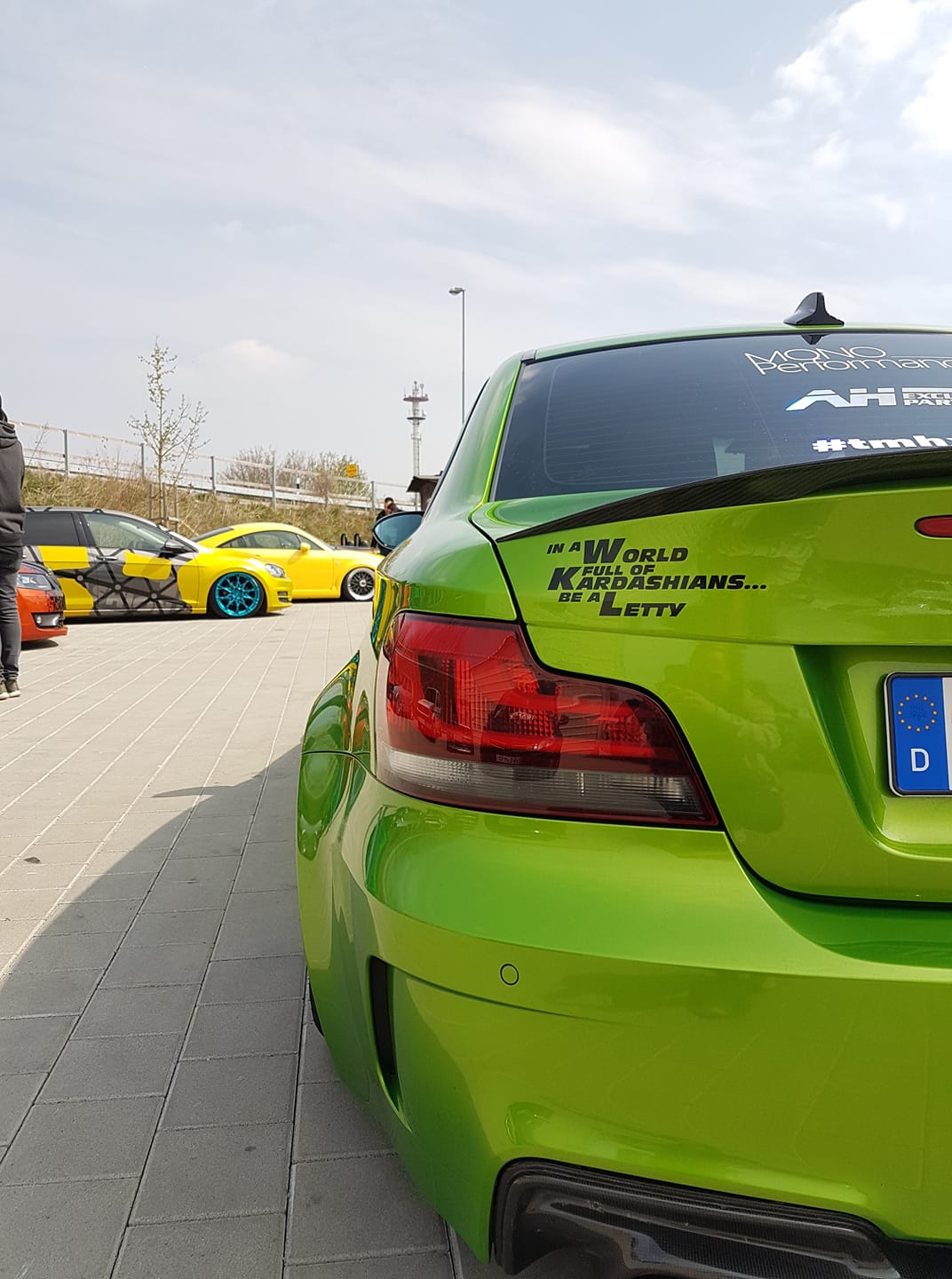 Schwarzer Letty Aufkleber mit dem Spruch „In a World full of Kardashians… be a Letty“ am Heck eines grünen Autos